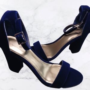 NWOT Size 7 Worthington royal blue velvet heels